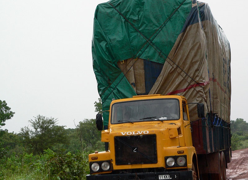 Hoch beladener Truck in Ghana