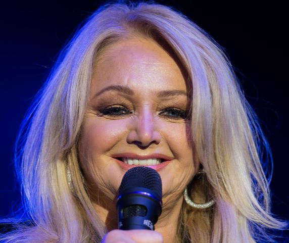 Bonnie Tyler und ihr Glaube an Gott: Fans hoffen nach Klinik-Schock
